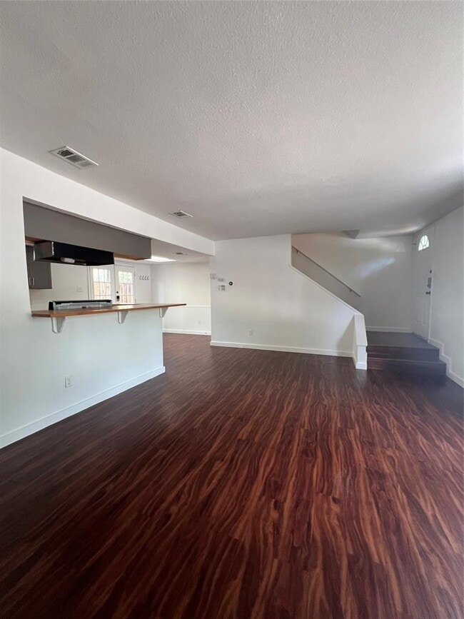 Building Photo - 6104 Walnut Hills Dr