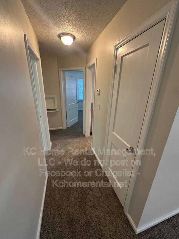 Building Photo - 6401 W 72nd Terrace