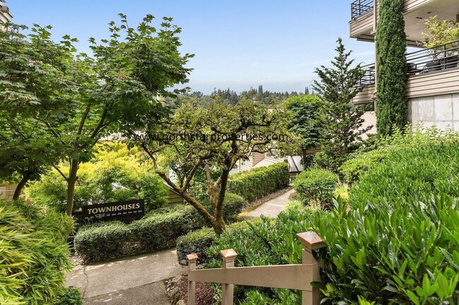 Building Photo - Stunning Riverfront Townhome in Sellwood