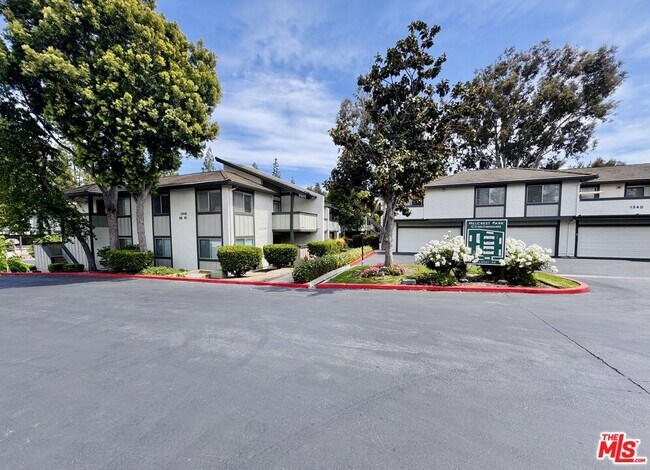 Building Photo - 1348 E Hillcrest Dr