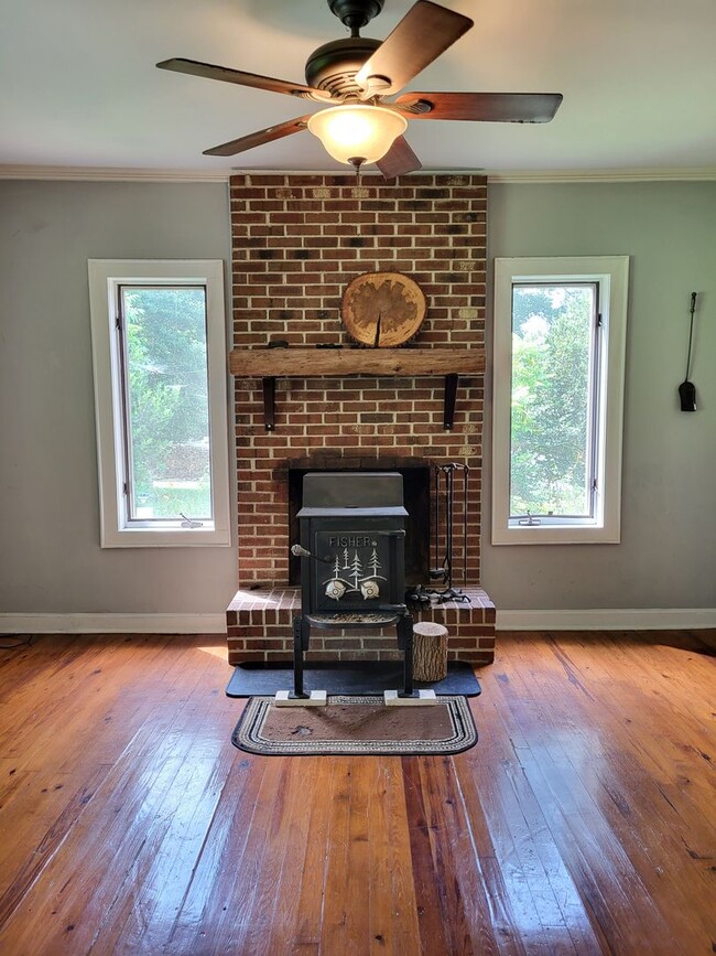 Building Photo - Farm house in Mt Holly