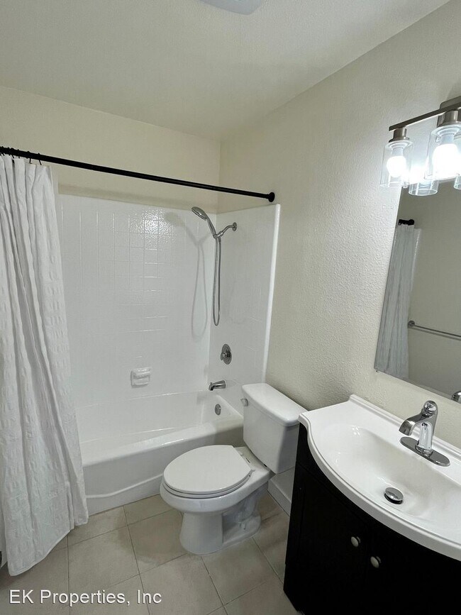 Building Photo - 2 br, 2.5 bath House - 140 Coop St