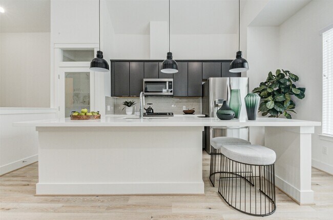 Building Photo - 1131 W 17th St