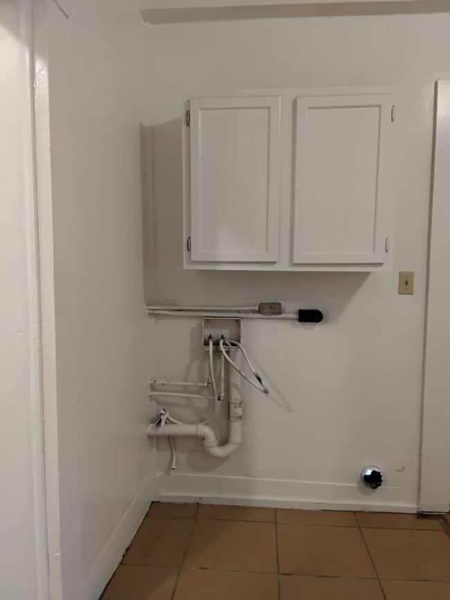 Building Photo - 1/2 OFF MOVE IN AMOUNT! 1/2 OFF SECURITY! 2 Bed 1 Bath Home