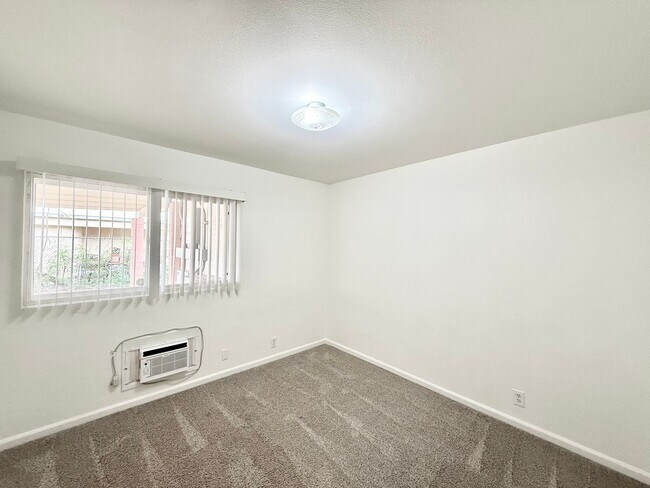 Building Photo - Huge 6br/3ba SF House with Solar Panels!