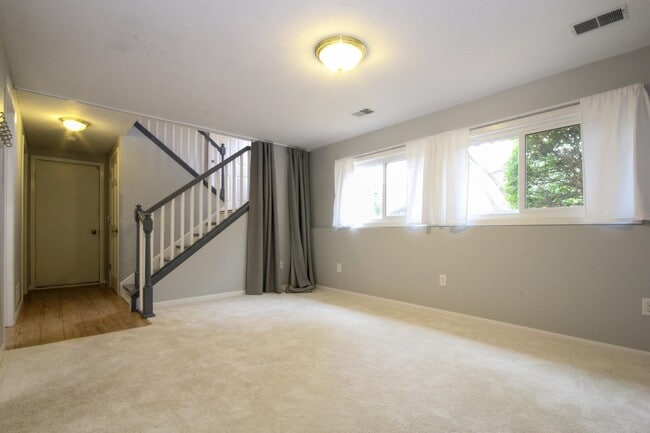 Building Photo - 4418 Clover Ln