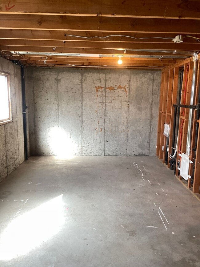 Building Photo - Twin Home with a 3-bedroom 1.5 Bath and Fenced Backyard