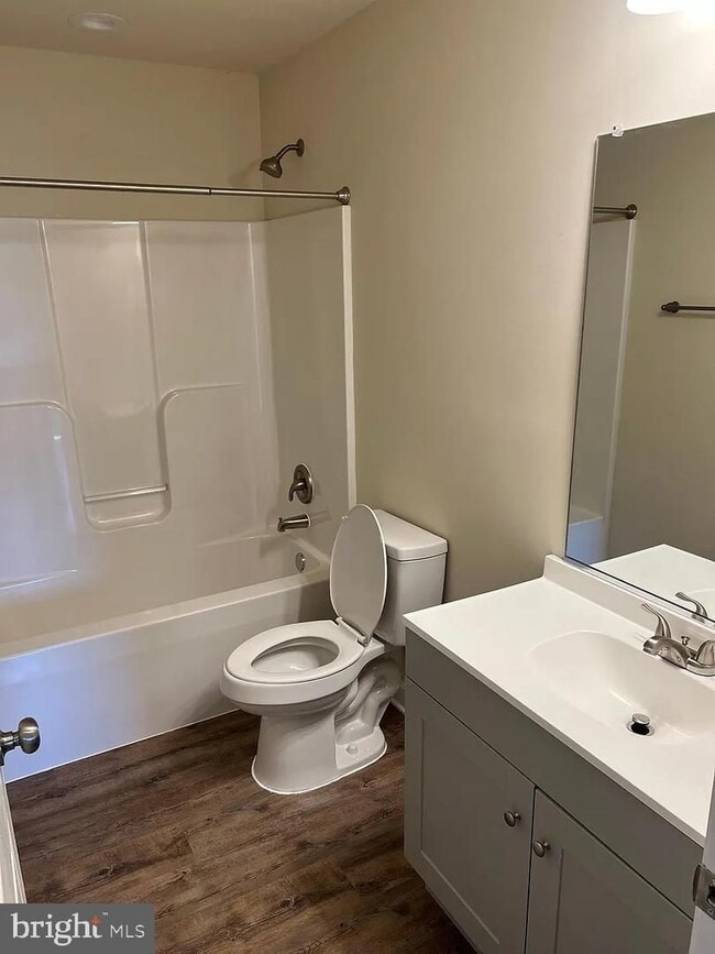 Building Photo - Updated Apartment