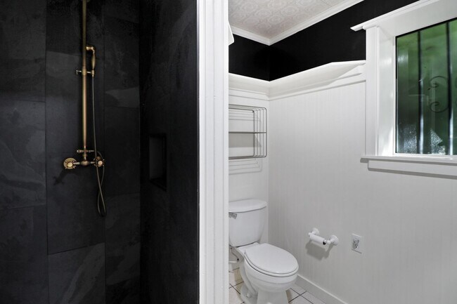 Building Photo - 4 Bed 3 Bath - Groups Welcome - Skyline - Westerly Views