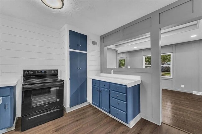 Building Photo - 114 N Emma St