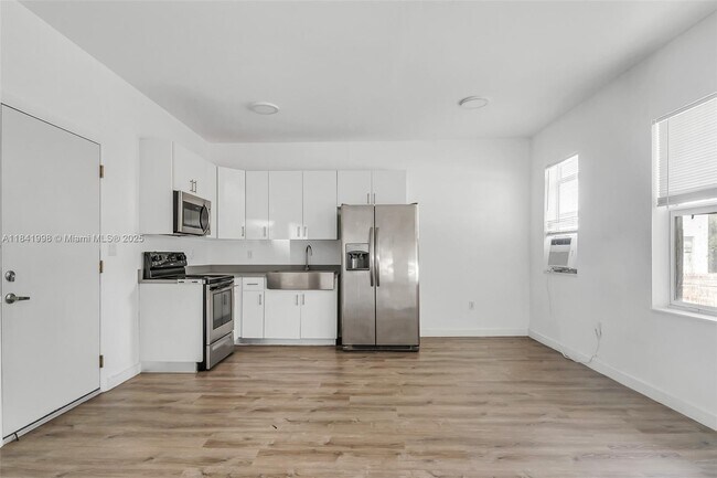 Building Photo - 402 NW 12th Ave