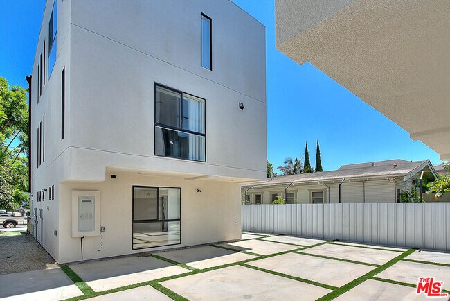 Building Photo - 1013 Wilton Pl