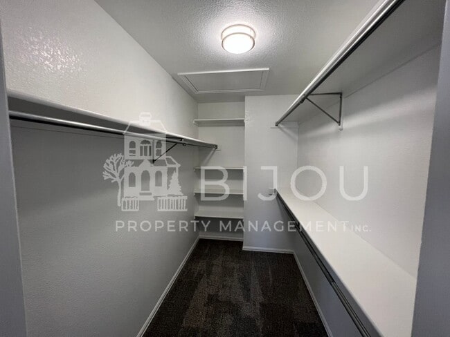 Building Photo - Spacious Rockrimmon Townhome