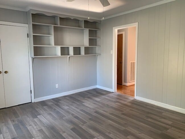 Building Photo - 3-Bedroom 1.5-bath brick home