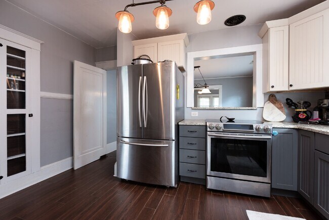 Building Photo - Fully Furnished Super Cute