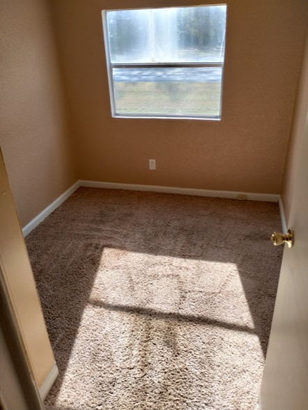 Building Photo - 120 SE Camelot Loop