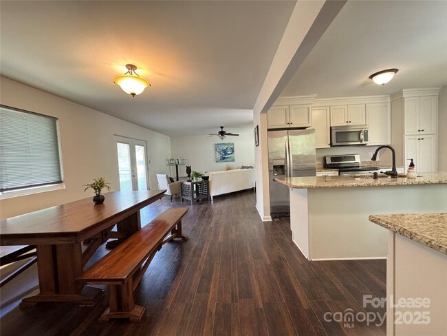 Building Photo - 120 Rustic Way Ln