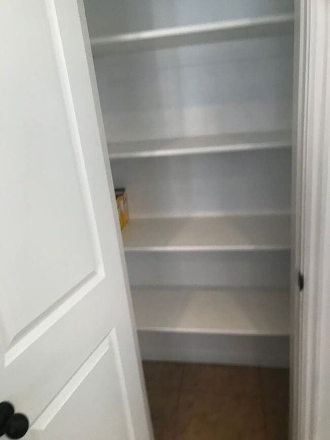 Building Photo - Beautiful 3 bed, 2.5 bath townhome, end unit! Very close to the pool!