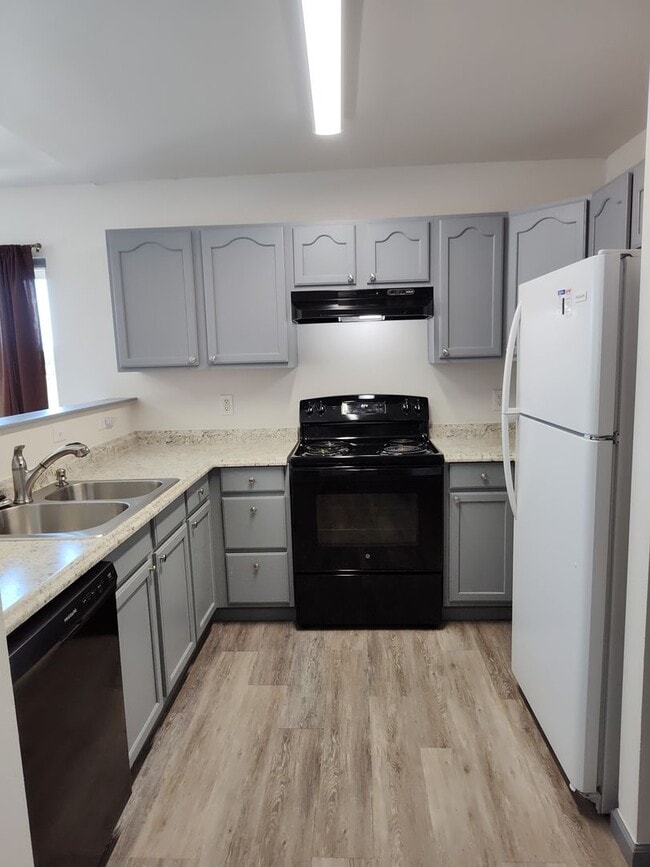 Building Photo - ALL PROSPECTIVE TENANTS MUST SUBMIT A $58 NON-REFUNDABLE APPLICATION FEE PER APPLICANT ONLINE AND...