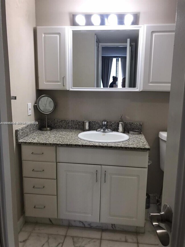 Building Photo - 3731 N Country Club Dr