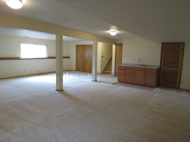 Building Photo - Spacious 3 Bedroom House on the West Side with Mountain Views