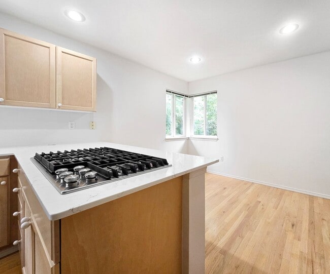 Building Photo - Spacious 3-Bed, 3-Bath Home with Lower Level Bedrooms, Patio, and Garage Near Factoria Mall & Dow...