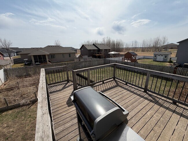 Building Photo - Feels like a New Home!