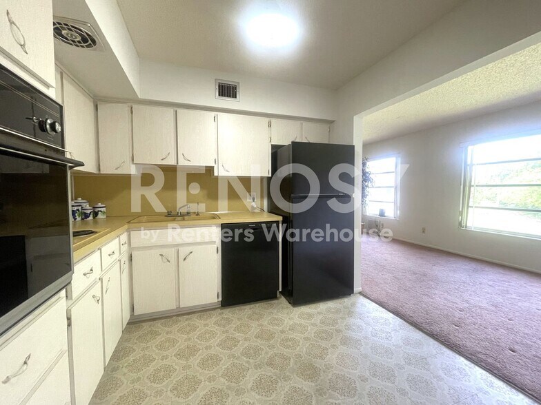 Building Photo - 2460 Persian Dr