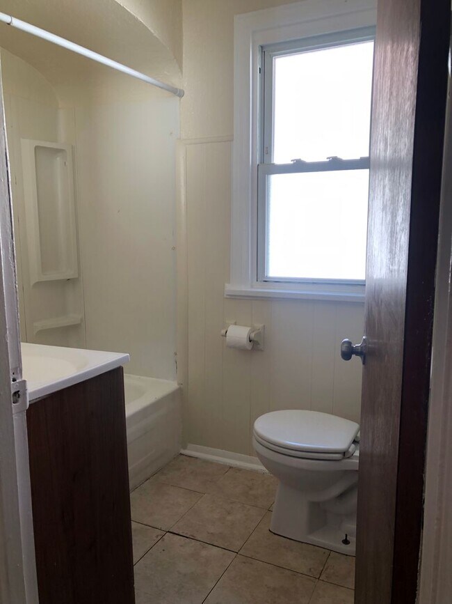 Building Photo - 2 bed Home for Rent with bonus room ....drive by and take a look