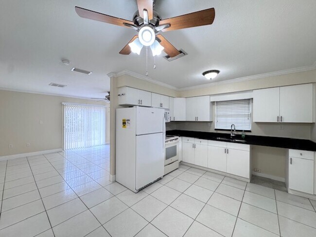 Building Photo - Charming 3/2 with Modern Updates