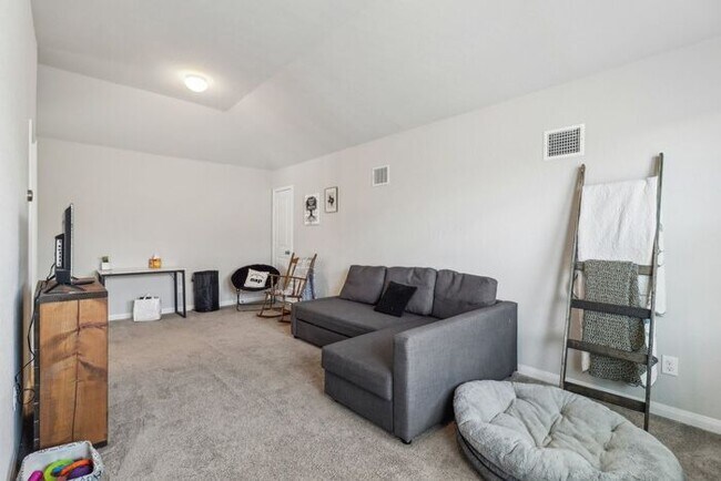 Building Photo - Spacious 1.5 Story Home with a Versatile Floorplan