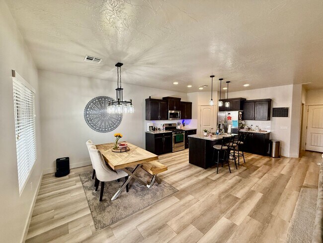 Building Photo - Lovely Pet Friendly 3-BR + Office in Sage Canyon