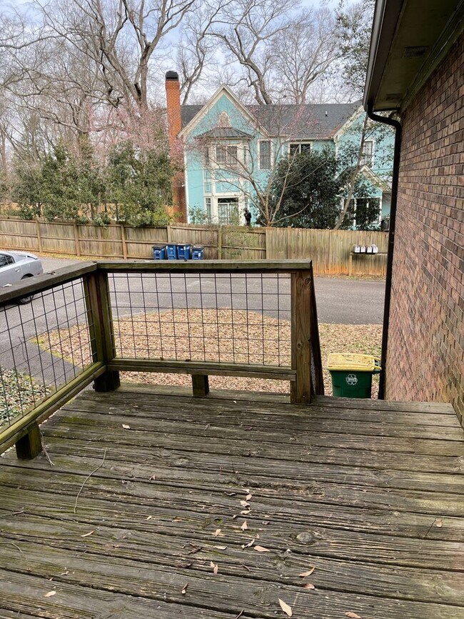 Building Photo - 2 bed 1 bath duplex on Barber St.