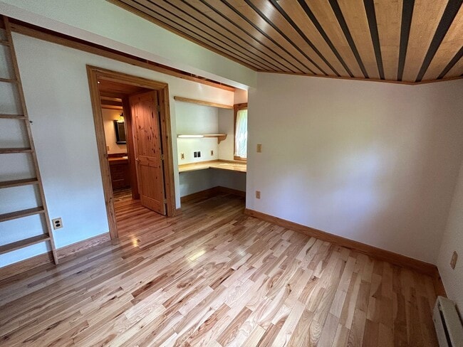 Building Photo - East AVL - Beautiful Zen Garden Apt with Sauna!