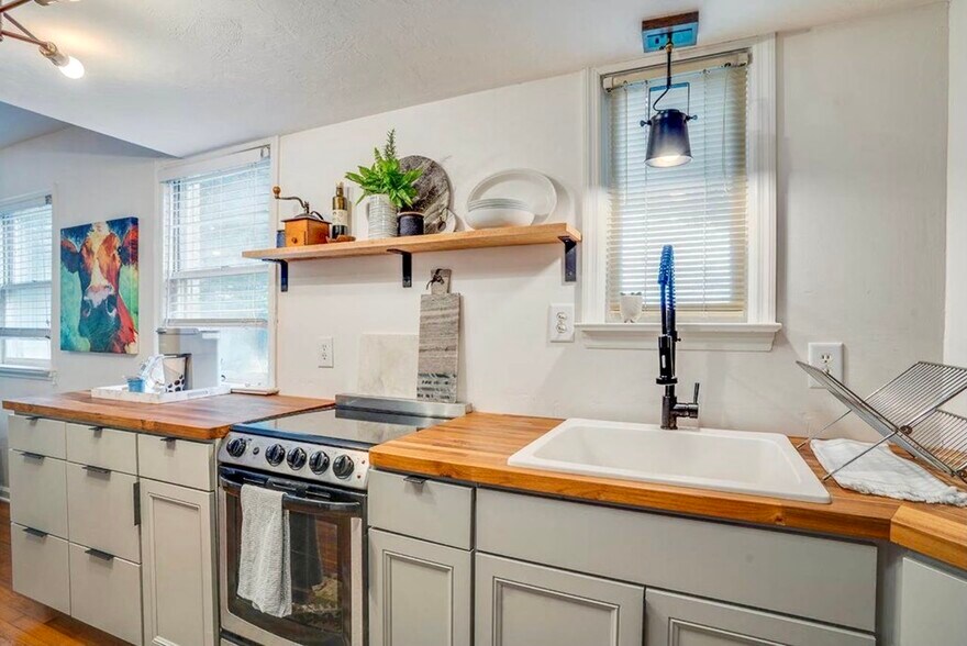 Building Photo - 360 S Franklin Blvd