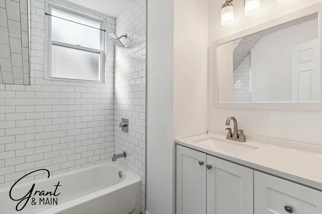 Building Photo - $1,450 - 3 Bed / 1 Bath Newly Renovated Ho...