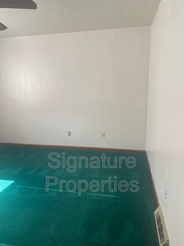 Building Photo - 827 Kerns Ave SW