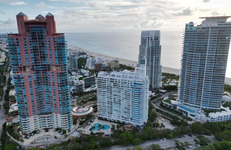 Building Photo - 400 S Pointe Dr