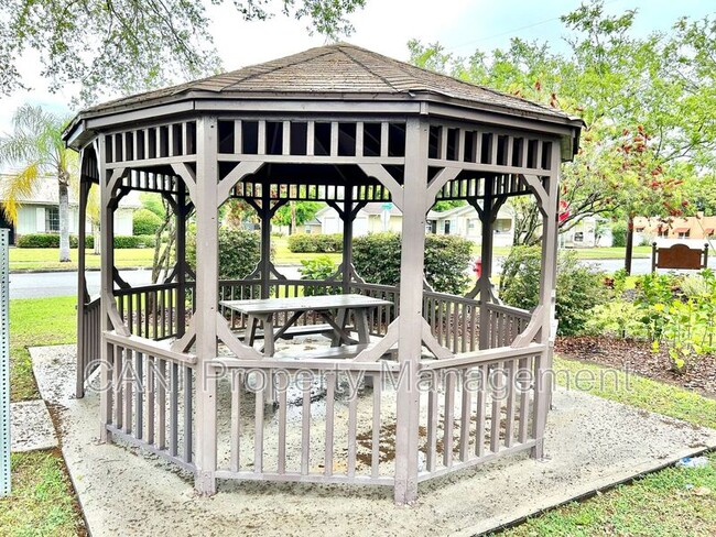 Building Photo - 532 Park Ave