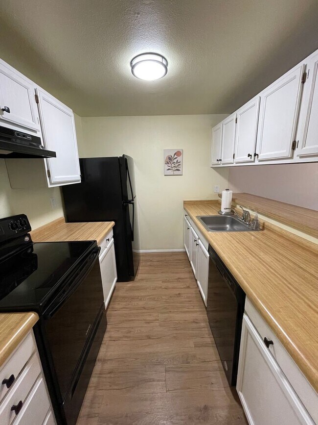 Building Photo - Charming 2 Bedroom Condo in the Heart of Town. Pet Friendly! $500 Move In Credit!