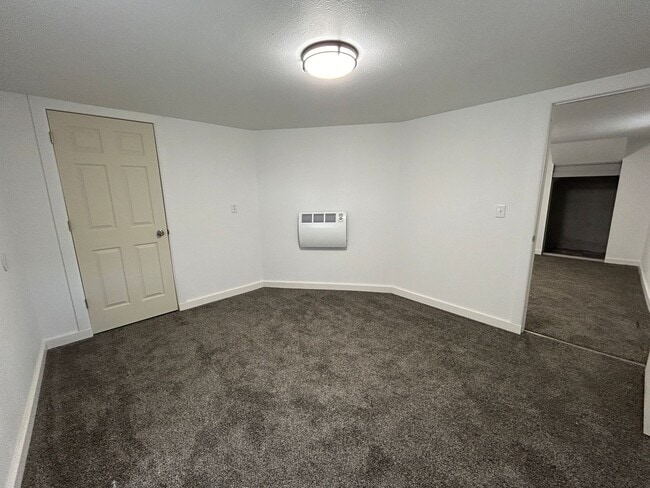 Building Photo - 3 Bedroom 1 Bath Beautiful House with Fenced Yard & Garage