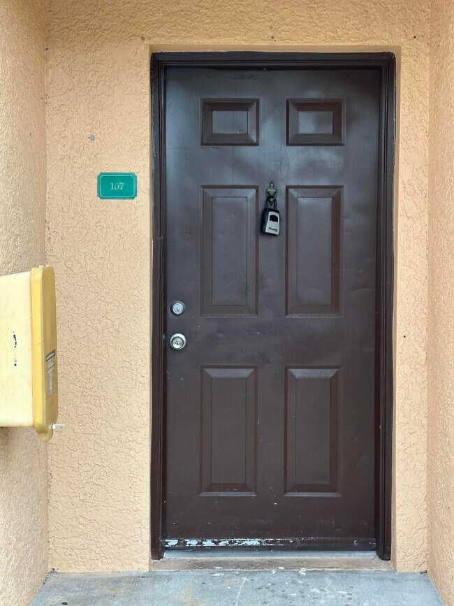 Building Photo - 161 SW Palm Dr
