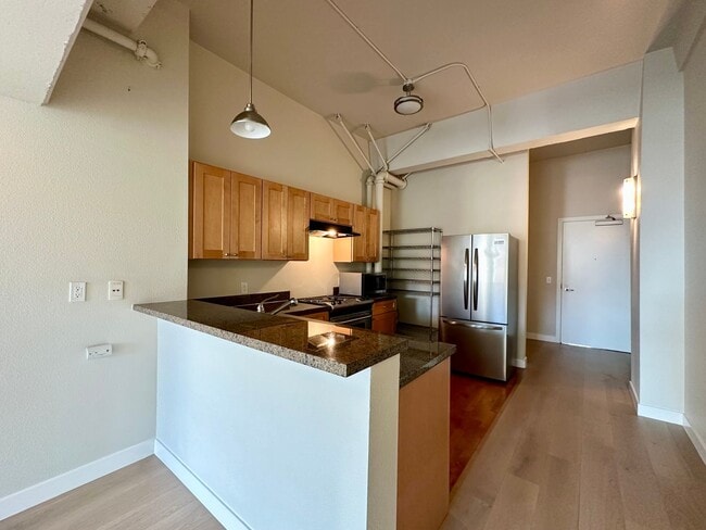 Building Photo - Bright 1BR/1BA Condo in Downtown SF – Step...