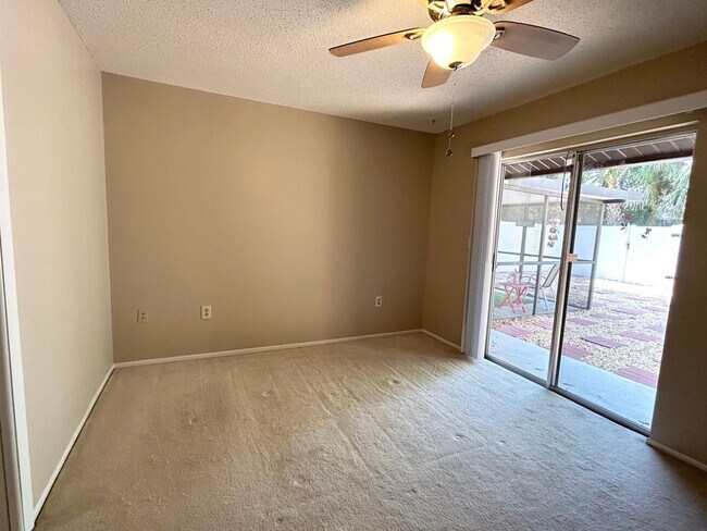 Building Photo - 2 Bedroom Villa with Screened in Patio!