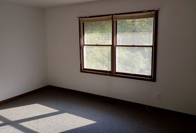 Building Photo - Country Living
