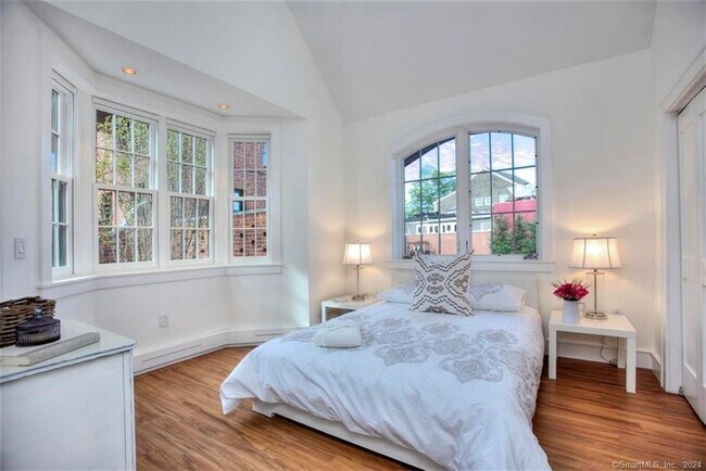 Building Photo - 5 Church Ln