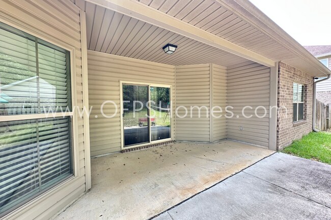 Building Photo - South Crestview 4/3 Available NOW!