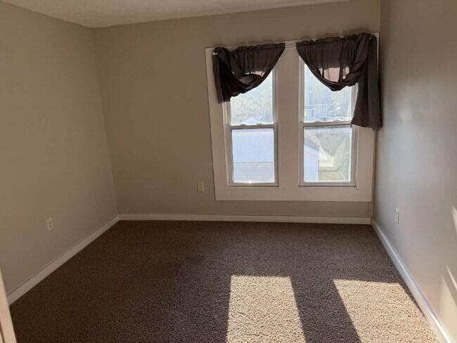 Building Photo - Charming 4 Bedroom Home with 2 Full Baths in Grand Rapids