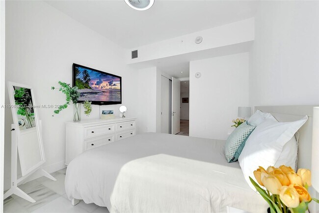 Building Photo - 700 NE 26th Terrace