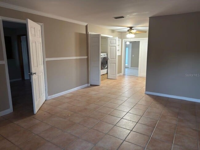 Building Photo - 4409 W Varn Ave